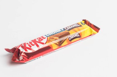 Londra, Birleşik Krallık, 24 Eylül 2024: - KitKat Chunky Karamel 'in beyaz bir zemin üzerindeki görüntüsü