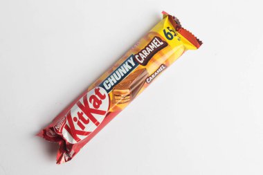 Londra, Birleşik Krallık, 24 Eylül 2024: - KitKat Chunky Karamel 'in beyaz bir zemin üzerindeki görüntüsü