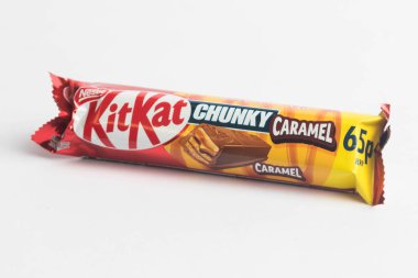 Londra, Birleşik Krallık, 24 Eylül 2024: - KitKat Chunky Karamel 'in beyaz bir zemin üzerindeki görüntüsü