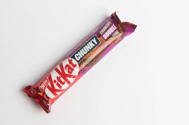 Londra, Birleşik Krallık, 24 Eylül 2024: - KitKat Chunky Original Original Double Choc 'un beyaz bir arka plan karşısındaki görüntüsü