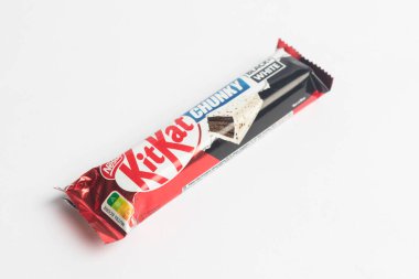Londra, Birleşik Krallık, 24 Eylül 2024 - KitKat Chunky Black and White 'ın beyaz bir arka plan karşısındaki görüntüsü
