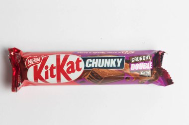 Londra, Birleşik Krallık, 24 Eylül 2024: - KitKat Chunky Original Original Double Choc 'un beyaz bir arka plan karşısındaki görüntüsü