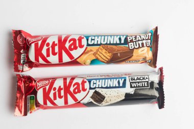Londra, Birleşik Krallık, 24 Eylül 2024: - KitKat Chunky şekerleme 2 bir görünüm, beyaz bir arka plan karşı