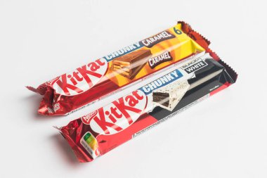 Londra, Birleşik Krallık, 24 Eylül 2024: - KitKat Chunky şekerleme 2 bir görünüm, beyaz bir arka plan karşı