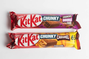 Londra, Birleşik Krallık, 24 Eylül 2024: - KitKat Chunky şekerleme 2 bir görünüm, beyaz bir arka plan karşı