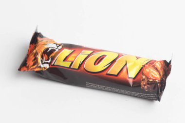 Londra, Birleşik Krallık, 24 Eylül 2024 - Aslan Şekerleme manzarası, beyaz bir arka plan karşı