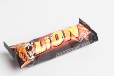 Londra, Birleşik Krallık, 24 Eylül 2024 - Aslan Şekerleme manzarası, beyaz bir arka plan karşı