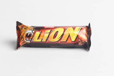 Londra, Birleşik Krallık, 24 Eylül 2024 - Aslan Şekerleme manzarası, beyaz bir arka plan karşı