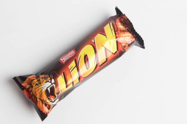 Londra, Birleşik Krallık, 24 Eylül 2024 - Aslan Şekerleme manzarası, beyaz bir arka plan karşı