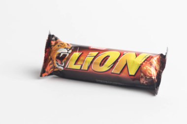 Londra, Birleşik Krallık, 24 Eylül 2024 - Aslan Şekerleme manzarası, beyaz bir arka plan karşı