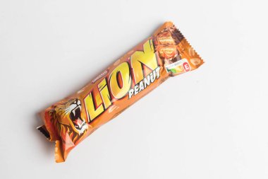 Londra, Birleşik Krallık, 24 Eylül 2024: - Aslan Peanut şekerleme manzarası, beyaz bir arka plan karşı