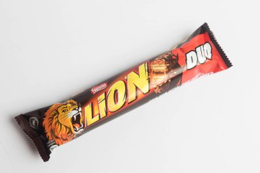 Londra, Birleşik Krallık, 24 Eylül 2024: - Aslan Duo çikolatasının beyaz bir arka plan karşısındaki görüntüsü