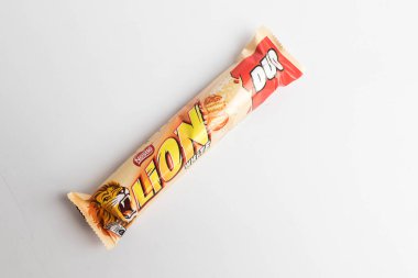 Londra, Birleşik Krallık, 24 Eylül 2024 Beyaz Aslan İkili 'nin beyaz bir arka plan karşısındaki görüntüsü