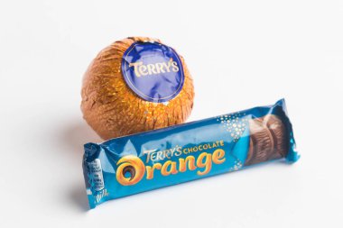 Londra, Birleşik Krallık, 24 Eylül 2024 - Terry 'nin Çikolata Portakalı' nın beyaz bir arka planda sarılı ve bar manzarası