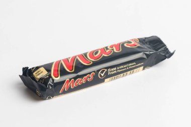 Londra, Birleşik Krallık, 24 Eylül 2024: - Mars Bar şekerleme manzarası, beyaz bir arka plan karşı