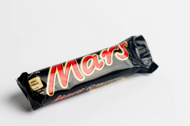 Londra, Birleşik Krallık, 24 Eylül 2024: - Mars Bar şekerleme manzarası, beyaz bir arka plan karşı