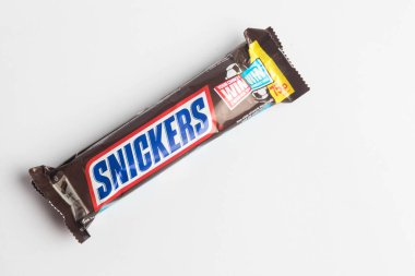 Londra, Birleşik Krallık, 24 Eylül 2024: - Şekerleme Snicker Bar manzarası, beyaz bir arka plan karşı