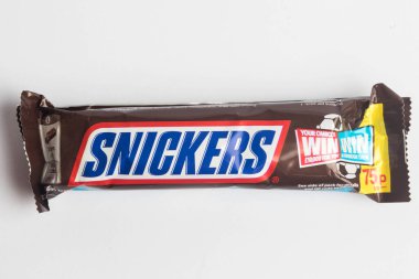 Londra, Birleşik Krallık, 24 Eylül 2024: - Şekerleme Snicker Bar manzarası, beyaz bir arka plan karşı