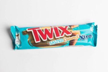Londra, Birleşik Krallık, 24 Eylül 2024: - Twix Tuzlu Karamel Xtra 2 Çubukları 'nın beyaz bir arkaplan karşısındaki görüntüsü