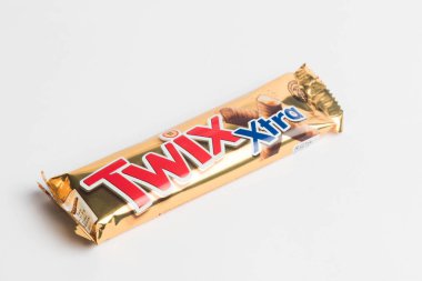 Londra, Birleşik Krallık, 24 Eylül 2024 - Twix Xtra 2 Çubuğu 'nun beyaz bir arka plan karşısındaki görüntüsü