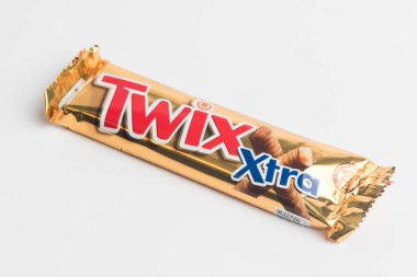 Londra, Birleşik Krallık, 24 Eylül 2024 - Twix Xtra 2 Çubuğu 'nun beyaz bir arka plan karşısındaki görüntüsü