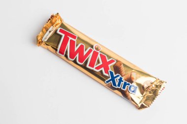 Londra, Birleşik Krallık, 24 Eylül 2024 - Twix Xtra 2 Çubuğu 'nun beyaz bir arka plan karşısındaki görüntüsü