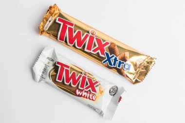 Londra, Birleşik Krallık, 24 Eylül 2024 - Twix Xtra ve Twix White 2 Çubuklarının beyaz bir arka plan karşısındaki görüntüsü