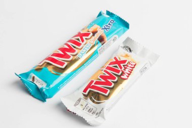 Londra, Birleşik Krallık, 24 Eylül 2024: - Twix White ve Tuzlu Karamel 2 çikolatalarının beyaz bir arkaplan karşısındaki görüntüsü