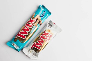 Londra, Birleşik Krallık, 24 Eylül 2024: - Twix White ve Tuzlu Karamel 2 çikolatalarının beyaz bir arkaplan karşısındaki görüntüsü