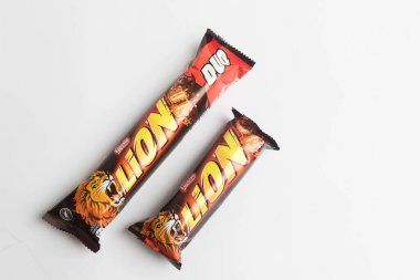 Londra, Birleşik Krallık, 25 Eylül 2024: - Aslan İkili ve Aslan Çubuğu 'nun beyaz arka planda bir görüntüsü