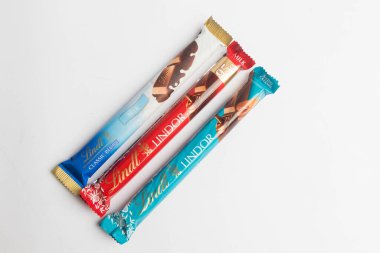 Londra, Birleşik Krallık, 26 Eylül 2024: - Üç Lindt Çikolata Çubuğu manzarası, beyaz arka planda