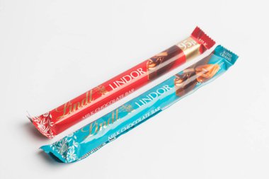 Londra, Birleşik Krallık, 26 Eylül 2024: - İki Lindt Lindor Çikolata Çubuğu manzarası, beyaz arka planda