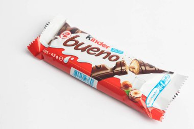 Londra, Birleşik Krallık, 26 Eylül 2024: - Beyaz bir arkaplan karşısındaki Kinder Bueno şekerlemesi manzarası