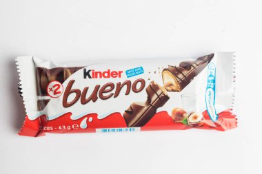 Londra, Birleşik Krallık, 26 Eylül 2024: - Beyaz bir arkaplan karşısındaki Kinder Bueno şekerlemesi manzarası