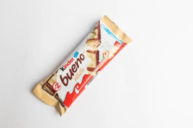 Londra, Birleşik Krallık, 26 Eylül 2024 - Beyaz arka planda Kinder Bueno White 'ın görüntüsü
