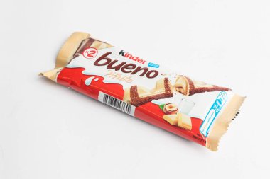 Londra, Birleşik Krallık, 26 Eylül 2024 - Beyaz arka planda Kinder Bueno White 'ın görüntüsü