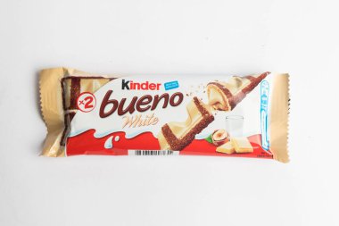 Londra, Birleşik Krallık, 26 Eylül 2024 - Beyaz arka planda Kinder Bueno White 'ın görüntüsü