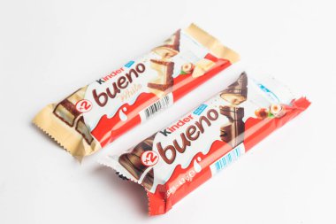 Londra, Birleşik Krallık, 26 Eylül 2024 - Kinder Bueno ve Bueno White 'ın beyaz bir arka plan karşısındaki görüntüsü