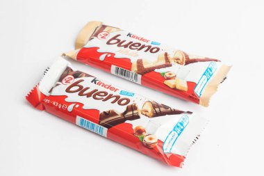 Londra, Birleşik Krallık, 26 Eylül 2024 - Kinder Bueno ve Bueno White 'ın beyaz bir arka plan karşısındaki görüntüsü