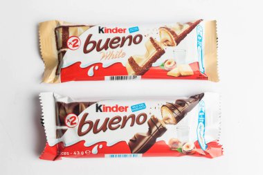 Londra, Birleşik Krallık, 26 Eylül 2024 - Kinder Bueno ve Bueno White 'ın beyaz bir arka plan karşısındaki görüntüsü