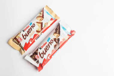 Londra, Birleşik Krallık, 26 Eylül 2024 - Kinder Bueno ve Bueno White 'ın beyaz bir arka plan karşısındaki görüntüsü