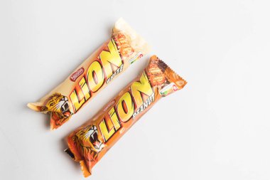 Londra, Birleşik Krallık, 26 Eylül 2024: - Aslan Beyazı ve Aslan Peanut Çubuğu 'nun beyaz arka planda görüntüsü