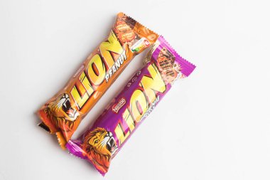 Londra, Birleşik Krallık, 26 Eylül 2024: - A Lion Peanut ve Lion Brownie Bar 'ın beyaz arka planda görüntüsü