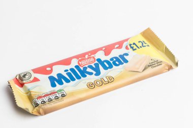 Londra, Birleşik Krallık, 26 Eylül 2024: - Beyaz bir arkaplan karşısında Milkybar Gold 'un bir görüntüsü