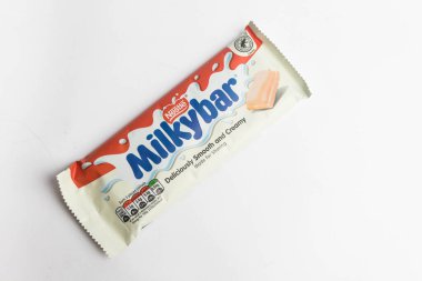 Londra, Birleşik Krallık, 26 Eylül 2024: - Beyaz bir arkaplan ile Süt Çubuğu 'nun görüntüsü