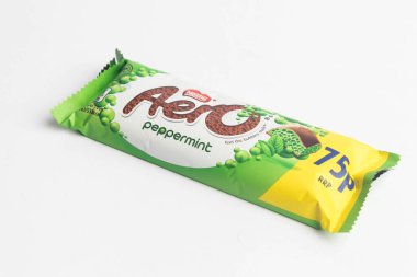 Londra, Birleşik Krallık, 26 Eylül 2024: - Aero Peppermint Bar 'ın beyaz arka plan manzarası
