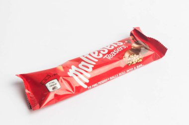 Londra, Birleşik Krallık, 26 Eylül 2024: - Beyaz bir arka plan karşısındaki Malteser Teasers çikolatasının manzarası