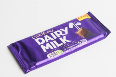 Londra, Birleşik Krallık, 30 Eylül 2024 Cadbury Süt ve Harshey 'nin Kurabiye ve Kreması' nın beyaz arka planda görüntüsü