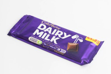 Londra, Birleşik Krallık, 30 Eylül 2024 Cadbury Süt ve Harshey 'nin Kurabiye ve Kreması' nın beyaz arka planda görüntüsü
