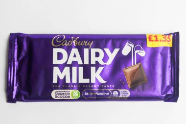 Londra, Birleşik Krallık, 30 Eylül 2024 Cadbury Süt ve Harshey 'nin Kurabiye ve Kreması' nın beyaz arka planda görüntüsü